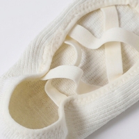 Chaussettes de Pilates respirantes en tricot pour femme, antidérapantes, à bout ouvert, avec sangle croisée, semelle en coton pour le yoga, la barre, le studio et l'entraînement fitness