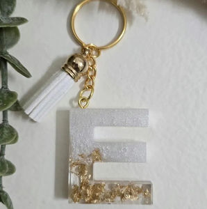 LLavero de resina hecho a mano con borla Whelk, llavero con letra inicial, llavero con letras, regalos, accesorio para bolsa de joyería - Product Image 6