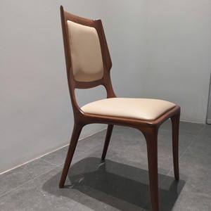 Chaise de salle à manger en bois de noyer massif de designer avec artisanat de menuiserie traditionnel, sièges élégants pour la maison, le restaurant, l'hôtel PISANO - Product Image 1