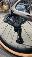 Vélo de gravier en fibre de carbone, guidon plat, transmission électronique sans fil 13 vitesses, freins à disque hydrauliques, roues en alliage d'aluminium 700C*40C