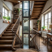 Ascenseur domestique motorisé étroit et peu encombrant, intégré dans une escalier en U pour petite maison à 3 étages