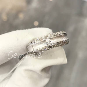 แหวนแฟชั่นสุดหรูสีทอง18K สำหรับผู้ชายได้รับการรับรองจากแล็ปซึ่งปลูกด้วยเม็ดเพชรทรงกลมออกแบบให้เป็นสถานที่ที่ออกแบบมาเป็นพิเศษสำหรับเขา - Product Image 1