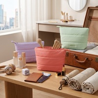 Pochette de maquillage rembourrée en nylon imperméable, grande capacité, avec logo personnalisé, légère et moelleuse, pour femmes, organiseur de voyage