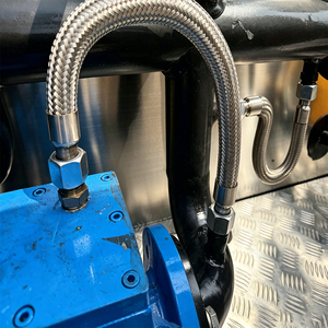 Camion distributeur d'asphalte de 8 m3 résistant à la corrosion, durable et esthétiquement plaisant avec un habillage en acier inoxydable - Product Image 4