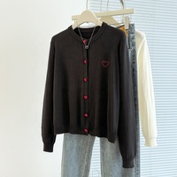 Automne et hiver grand pull tricoté cardigan brodé coeur bouton bas pull pour les femmes