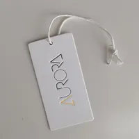 Étiquettes suspendues en carton épais de luxe, personnalisées pour vêtements, avec conception gratuite