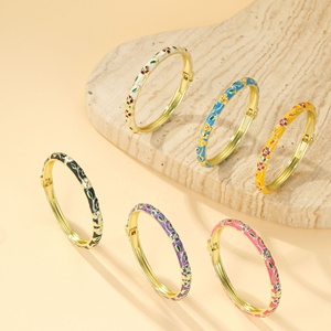 Al por mayor Brazalete de aleación delgado con diseño floral de flor de ciruelo y viña, esmaltado cloisonné, chapado en oro, con relieve floral, con bisagra de resorte, para mujer, en varios colores sólidos - Product Image 1