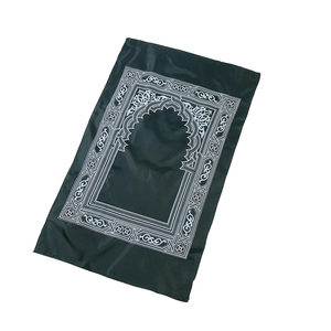 เสื่อละหมาดพกพาสำหรับชาวมุสลิม พร้อมเข็มทิศ ทออย่างดีและมีเบาะรองนั่ง ดีไซน์ใหม่ - Product Image 1