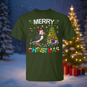 เสื้อยืดพัฟฟินสุขสันต์วันคริสต์มาส ดีไซน์วันหยุดคริสต์มาสสำหรับคนรักพัฟฟิน - Product Image 3