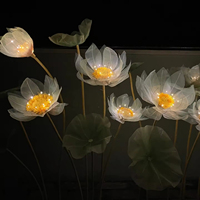 Desain yang indah raksasa menyala bunga bunga sutra Organza Lotus dengan daun dan berdiri untuk acara luar ruangan pesta dekorasi pernikahan