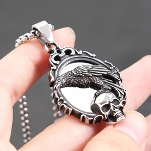 Collar con colgante de calavera de acero inoxidable yunnique con alas de cuervo, joyería de moda para hombre, regalo para accesorios de estilo vikingo - Product Image 2