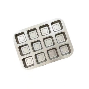 <span class=keywords><strong>Moule</strong></span> à <span class=keywords><strong>mini</strong></span>-burgers et gâteaux carré ondulé antiadhésif 12-en-1 doré avec design de gobelets en papier - Product Image 4