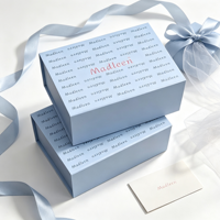 Boîte cadeau personnalisée haut de gamme bleu clair magnétique en forme de livre, recyclable, avec couvercle rigide à rabat et poignée en ruban pour vêtements, petite série