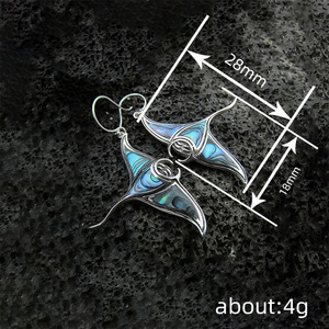 Orecchini pendenti a forma di manta ray smaltati da donna, gioielli di moda audaci e unici - Product Image 5