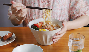 Tazón de Cerámica Ecológico de Alta Calidad para Sopa y Fideos, Estilo Rústico con Relieve Mate, Diseño de Trompeta para Uso Doméstico - Product Image 3