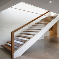 Escalier flottant moderne sur mesure Anewson avec marches en bois massif, poutre en acier et garde-corps en verre pour villa
