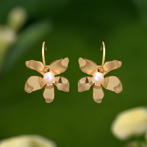Pendientes de Moda con Diseño de Flor y Centro de Perla, en Acero Inoxidable 316L con Baño de Oro PVD - Product Image 3