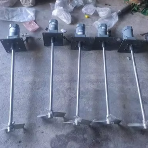 Agitador industrial de acero inoxidable con eje de accionamiento por motor y aspa impulsora para sistemas de procesamiento de productos químicos y líquidos - Product Image 1