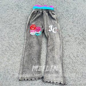 Pantalones de chándal jogger holgados de tres capas con logo bordado y parche desgastado personalizado, efecto lavado ácido y doble cintura. - Product Image 1