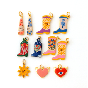 Desierto Occidental Pintado |   Colgantes de Latón Chapados en Oro de 18K para la Creación de Joyería DIY |   Dijes de Corazón, Sol, Poción del Amor y Bota Vaquera - Product Image 1