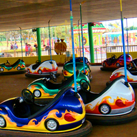 Voitures tamponneuses gonflables rapides pour parcs d'attractions, avec filet supérieur, lumières LED et télécommande, pour un débit élevé en intérieur