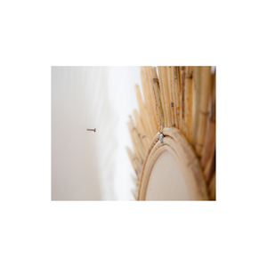 El espejo de pared en forma de sol de ratán, que combina un diseño elegante con una textura natural para infundir calidez, encanto y un toque orgánico. - Product Image 3