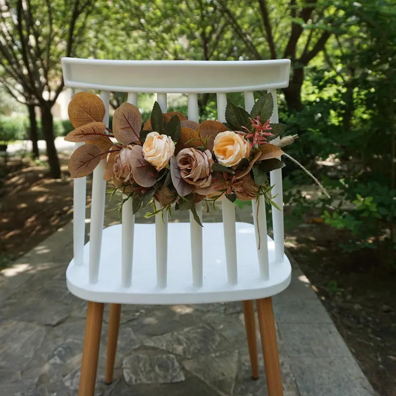 Bouquet de roses en fleurs, décoration florale, pour chaise à l'extérieur, mariage, fête