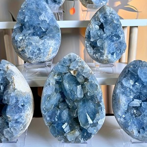 Décoration d'intérieur Feng Shui : Grappe de cristal bleu naturel, spécimen minéral azuré, pierre brute gravée, en forme d'ange - Product Image 3