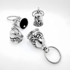 Llavero de acero de titanio estilo motocicleta retro con calavera y campana de la suerte para motociclistas, ideal para el comercio transfronterizo y la calle. - Product Image 2