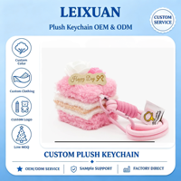 Porte-clés en peluche gâteau superposé rose, décor floral, étiquette Happy Day, clip métallique rose, sangle en tissu tressé, porte-clés sac dessert sucré pour
