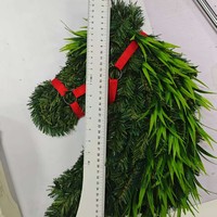 Karangan Bunga Natal Kepala Kuda Minimalis Modern Buatan Tangan yang Megah dengan Daun Hijau Lebat dan Detail Pita Merah untuk Dekorasi Pintu dan Dinding yang Meriah