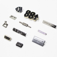 Étiquette de logo métallique personnalisée pour vêtements, étiquettes de marque gravées en alliage de zinc, étiquettes de vêtements personnalisées pour sacs et chaussures