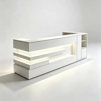 Bureau d'accueil moderne et personnalisé, durable, avec couleurs superposées, encoches lumineuses et armoire latérale de rangement pour réceptions d'entreprise haut de gamme