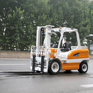 Carretilla elevadora eléctrica con accesorio de pluma de grúa para tareas de elevación combinadas - Product Image 4