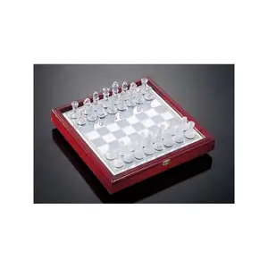 Conjunto de xadrez de vidro backgammon na caixa de madeira