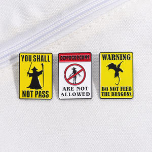 漫画警告サインエナメルブローチハロウィンコスチュームアクセサリーファッションバックパックバッジギフト友達へ - Product Image 3