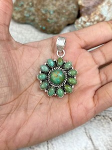 Colgante de Turquesa Kingman Hecho a Mano en Plata de Ley, Joyería Artesanal del Suroeste de Nizhoni, Regalo - Product Image 4