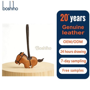 Boshiho Colgante de Cuero Genuino Hecho a Mano para Bolso, Llavero con Nombre y Costuras para Mujer - Product Image 1