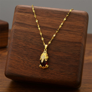 Un collar de acero de titanio para mujer de estilo retro está vendiendo mucho en Douyin <span class=keywords><strong>Live</strong></span>. No se Desvanece y Está Hecho de Oro Rosa, lo que lo Hace - Product Image 1
