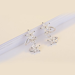 Orecchini a clip con fiore curvo in stile dolce e raffinato, orecchini a lobo versatili con zirconi, eleganti gioielli da donna. - Product Image 6
