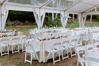 Chaises pliantes modernes en résine blanche Wimbledon, rembourrées et durables, pour événements extérieurs, mariages, fêtes, pelouses, parcs et célébrations.
