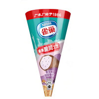 Cornet de crème glacée croustillant enrobé de chocolat au goût de melon