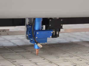 Machine de dé<span class=keywords><strong>coupe</strong></span> laser CO2 pour tissu 1630 avec alimentation automatique, découpeuse laser CNC pour vêtements - Product Image 5