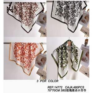 Foulard Quadrato 70x70cm in Poliestere con Motivo Floreale, Accessorio di Moda Multifunzionale - Product Image 3