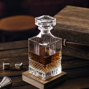 NOVARE Carafe à <span class=keywords><strong>Whisky</strong></span> Carrée 750ml en Verre Gravé à la Main Transparent avec Boîte Cadeau - Product Image 4