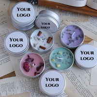 Bougie parfumée artisanale en cire de soja avec logo personnalisé, pot métallique à couvercle finition argentée et pétales séchés, idéale pour les bars de fêtes et le backpacking