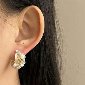 Boucles d'oreilles créoles en forme de fleur avec perles blanches exquises pour femmes, design moderne en forme de C, accessoires de bijoux pour l'oreille - Product Image 2