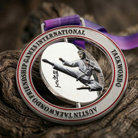 Versilberte 3D-Farbsprüh-Kick-Pose-Logo 360-Grad-drehbare Taekwondo-Medaillen aus Emaille-Metall-Zinklegierung, individuell anpassbare Medaille