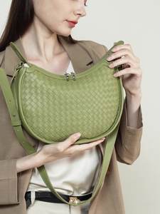 Sac fourre-tout de luxe personnalisé en cuir grande capacité pour femme, en cuir de vachette tressé, avec fermeture éclair, motif varié, bandoulière chaîne, forme demi-lune - Product Image 2