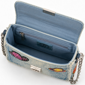 Bolso de hombro de mezclilla lavada a la moda para mujer, con correa de cadena, solapa y decoración de parches, estilo casual urbano - Product Image 4